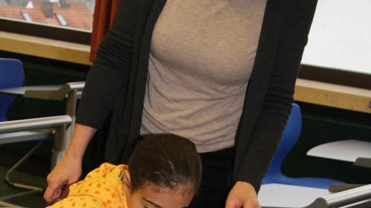 Salam Jarudi ist erst seit August in Deutschland und kann noch nicht viele Wörter. Doch die Zehnjährige bemüht sich sehr.