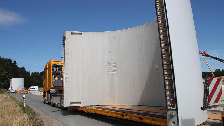 40 Tonnen schwer sind die Halbschalen aus Beton, die die Tieflader anliefern.