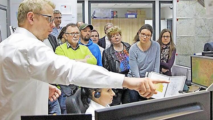 Vertreter der Gehörlosen-Verbände und Betroffene aus dem ILS-Bereich Bayreuth-Kulmbach bei der Vorstellung des "Hilferufes für Gehörlose" der BRK-App in der ILS Bayreuth/Kulmbach. Im Bild Markus Ruckdeschel, Leiter der ILS Bayreuth/Kulmbach (links vorne). Foto: Tobias Schif