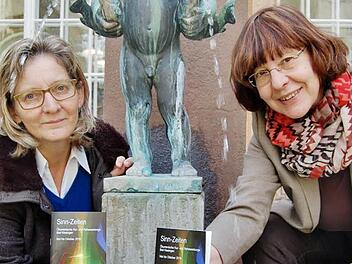 Kur- und Reha-Seelsorgerin Ursula Summa (links) von der katholischen Kirche und die evangelische Pfarrerin Christel Mebert präsentieren ihr gemeinsames Programmheft.  Foto: Sigismund von Dobschütz