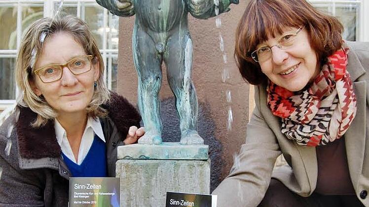 Kur- und Reha-Seelsorgerin Ursula Summa (links) von der katholischen Kirche und die evangelische Pfarrerin Christel Mebert präsentieren ihr gemeinsames Programmheft.  Foto: Sigismund von Dobschütz