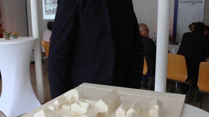 Architekt Muck Petzet mit seinem ModellFoto: Barbara Herbst