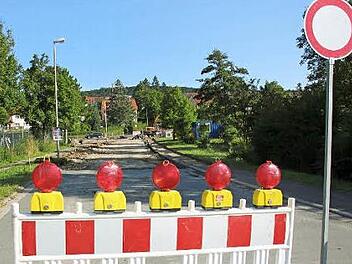 Kein Durchkommen von Süd nach Nord: Die Gymnasiumsstraße ist wegen des Kreiselbaues gesperrt, auf der Coburger Straße regelt eine Ampel den einspurigen Verkehr. Foto: Ralf Kestel