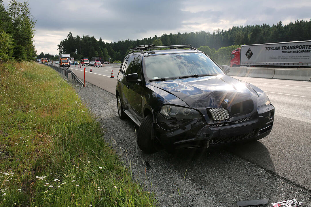 A9 im Kreis Bayreuth: Auto wird unter Lkw geschoben