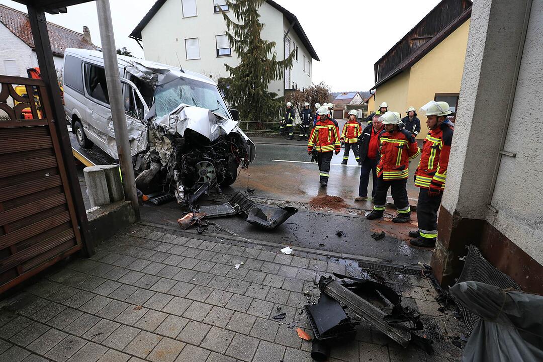Schwerer Unfall im Kreis Forchheim: Kleintransporter reißt Hausecke ab