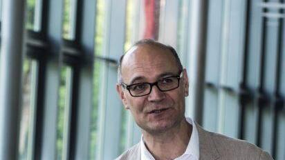 Sven Hauschke, LEiter der Coburger Kunstsammlungen, neben einer Puppe mit Keramikmaske: Im Glasmuseum Rosenau wirbt sie für die Ausstellung "Lehm & Lehm Lassen".Foto: Jochen Berger