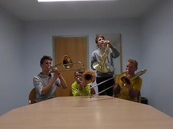 Noch sehen sie die ganze Sache locker, aber bald beginnt der Übungsernst: Luca Ehrenberg, Jonas Greubel, Jeremias Friedrich und Paul Metz spielen am 16. Dezember die erste "Matinée classique" des Kissinger Winterzaubers 2018/19.  Foto: Thomas Ahnert