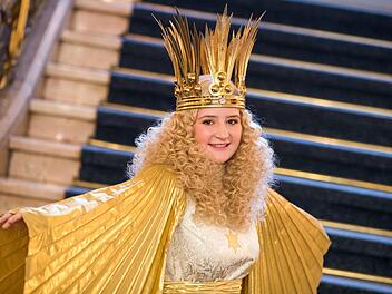 In N&uuml;rnberg ist die Frage, wer die Geschenke bringt, schnell gekl&auml;rt: Rebecca Ammon  ist in ihrer zweiten Amtszeit als N&uuml;rnberger Christkind. Foto: Daniel Karmann/dpa