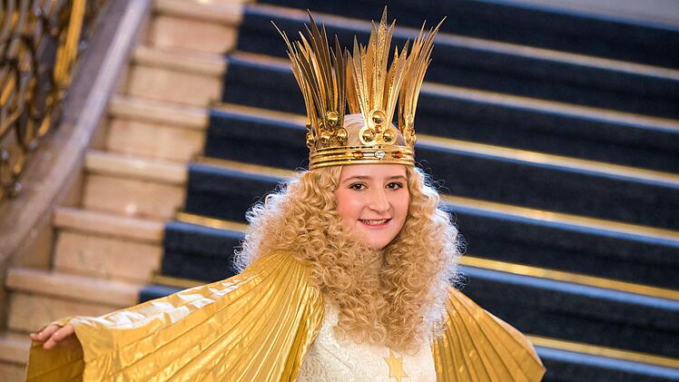 In N&uuml;rnberg ist die Frage, wer die Geschenke bringt, schnell gekl&auml;rt: Rebecca Ammon  ist in ihrer zweiten Amtszeit als N&uuml;rnberger Christkind. Foto: Daniel Karmann/dpa