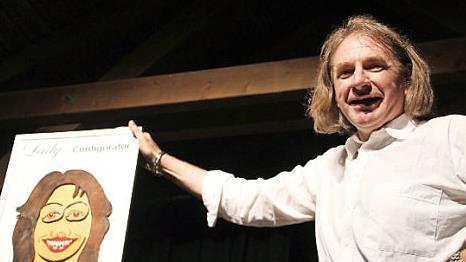Wandlungsfähig: Theatersommer-Schauspieler Rainer Dohlus als attraktive Französin (links). Ob der Lady-Configurator (rechts) zum Erfolg führt?  Fotos: Gerda Völk