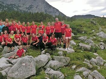 Die Gipfelstürmerinnen aus Höchstadt stellten sich mit ihren Trainern zum Gruppenfoto in den bayerischen Alpen. Foto: privat