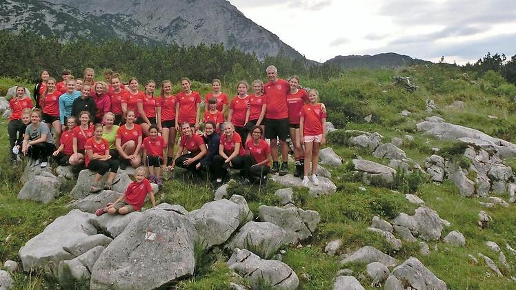 Die Gipfelstürmerinnen aus Höchstadt stellten sich mit ihren Trainern zum Gruppenfoto in den bayerischen Alpen. Foto: privat