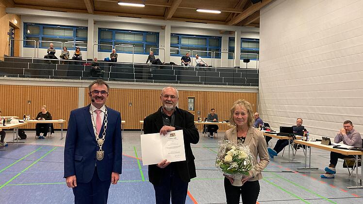 Der ehemalige Gemeinderat   Reiner Hillenbrand bekam die kommunale Dankurkunde, seine Ehefrau Anita Hillenbrand  Blumen. Foto: Sabrina Schäfer