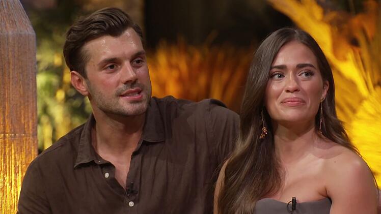 Tim und Vivi sind weiterhin ein Paar und wollen bald zusammenziehen.