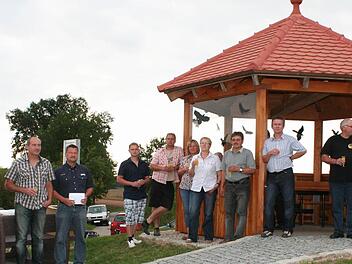 Den Aussichtspavillon beim Schützenhaus haben die Naturfreunde Lonnerstadt im vergangenen Jahr  aufgestellt und den Platz gestaltet.  Mit  einer kleinen Feier wurde er jetzt dem Zweiten Bürgermeister Stefan Himpel (Vierter von links) übergeben. Fotos: Evi Seeger