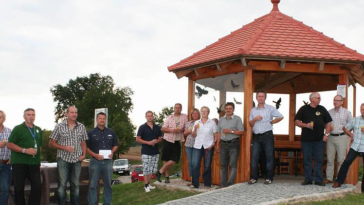 Den Aussichtspavillon beim Schützenhaus haben die Naturfreunde Lonnerstadt im vergangenen Jahr  aufgestellt und den Platz gestaltet.  Mit  einer kleinen Feier wurde er jetzt dem Zweiten Bürgermeister Stefan Himpel (Vierter von links) übergeben. Fotos: Evi Seeger