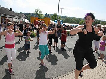 Erste Tanzschritte wurden geübt. Fotos: Sonja Adam