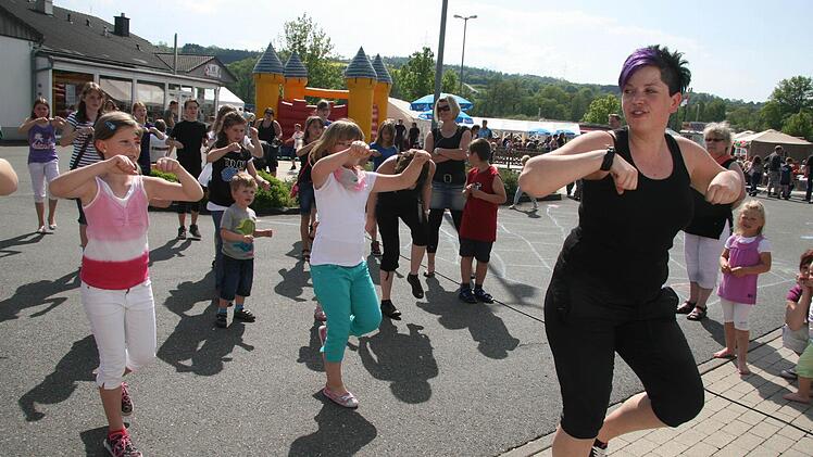 Erste Tanzschritte wurden geübt. Fotos: Sonja Adam