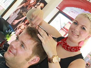 Uwe Weidinger geht regelmäßig zum Friseur. Die Einführung des Mindestlohns für die Friseurbranche hält er für sinnvoll. Friseuse Christina Schneider wird nach bayerischem Tarifvertrag bezahlt. Foto: Sabine Herteux