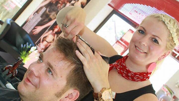 Uwe Weidinger geht regelmäßig zum Friseur. Die Einführung des Mindestlohns für die Friseurbranche hält er für sinnvoll. Friseuse Christina Schneider wird nach bayerischem Tarifvertrag bezahlt. Foto: Sabine Herteux