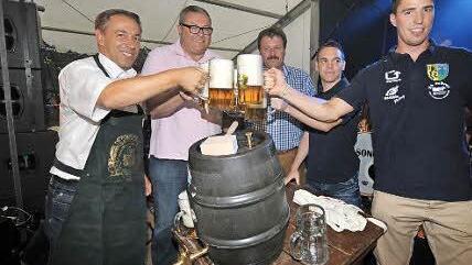 Ein Prosit auf die Weisendorfer Kirchweih: Bürgermeister Alexander Tritthart mit Unterstützern nach dem Bieranstich