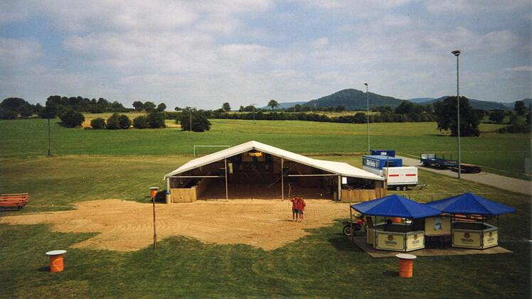 Sandstrand auf dem Sportgelände Oberleichtersbach - Hier wurde früher gefeiert. Foto: privat