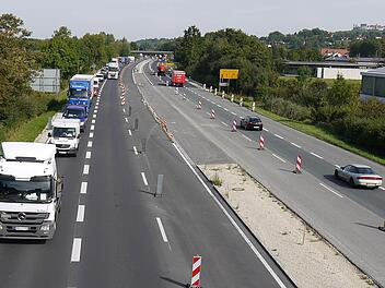 Der Verkehr auf der Bundesstraße 4 südlich von Coburg läuft trotz der Vollsperrung nahezu ohne Behinderungen. Fotos: Berthold Köhler
