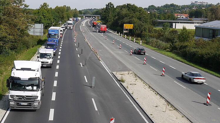 Der Verkehr auf der Bundesstraße 4 südlich von Coburg läuft trotz der Vollsperrung nahezu ohne Behinderungen. Fotos: Berthold Köhler