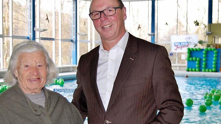 Betriebsleiter Roland Bühner mit Ehrengast Anna Eschenbacher (87) im Hallenbad Foto: Sigismund von Dobschütz