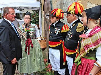Die Bürgerwehr Sommerhausen bot einen imposanten Anblick. Links im Bild Bezirkstags-Präsident Erwin Dotzel. Foto: Dieter Britz