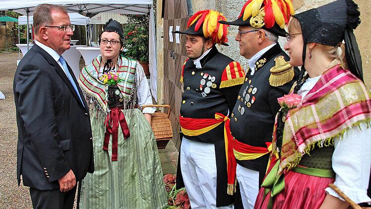 Die Bürgerwehr Sommerhausen bot einen imposanten Anblick. Links im Bild Bezirkstags-Präsident Erwin Dotzel. Foto: Dieter Britz