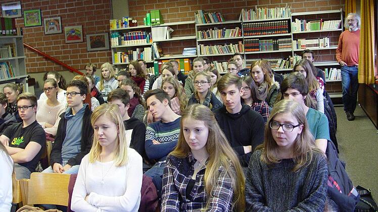 Sehr konzentriert lauschten die Brückenauer Zehntklässer dem Vortrag von Michael Scholze. Sie stellten viele Fragen. Foto: Brigitta Kempe-Wolf