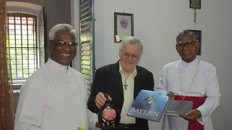 Gastgeschenke aus Bayern überreichte Alfred Schäfer (Mitte) an Erzbischof Antony Anandarayar (rechts) und dessen kirchlichen Mitarbeiter. Danach wurde die Route für die Missionsrundreise konzipiert. Fotos: Archiv Alfred Schäfer