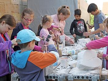 Mit Hammer und Meißel: Nachwuchskünstler bei der Arbeit. Fotos: Gerda Völk