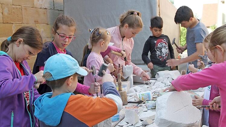 Mit Hammer und Meißel: Nachwuchskünstler bei der Arbeit. Fotos: Gerda Völk