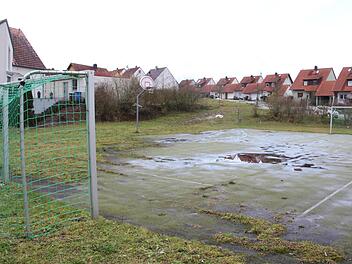 Keinem Kindergarten, sondern Häuser-Neubauten dürfte der Bolzplatz in der Mannlehen-Siedlung in  absehbarer Zukunft weichen.      Ralf Kestel