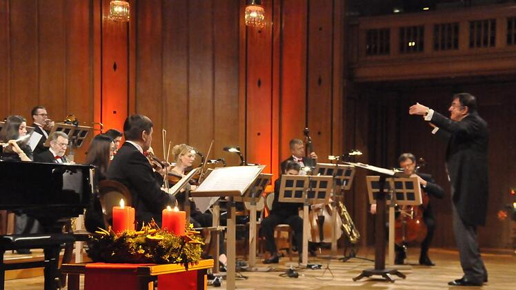 Mit einem aufsehenerregenden Konzert, das den Rahmen des "normalen" sprengte, begeisterte das Kurorchester Bad Kissingen am ersten Weihnachtsfeiertag im Großen Saal des Regentenbaues. Peter Klopf
