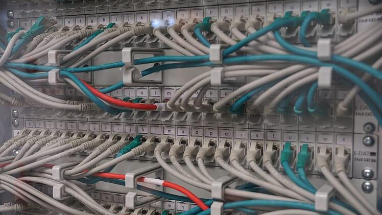 Die Multimediazentrale des RRZE greift auch auf moderne Glasfasertechnik zur&uuml;ck.  Foto: Pascale Ferry