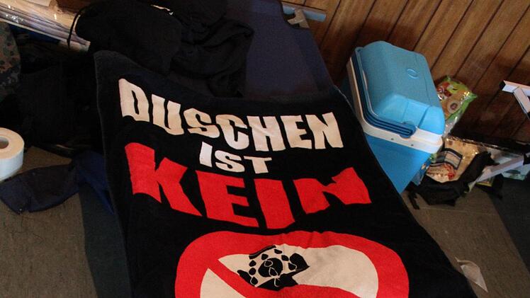 Humor haben die angereisten Fans auch auf engstem Raum. So wie hier in der AC-Halle, im Schlafsaal für Hunderte.