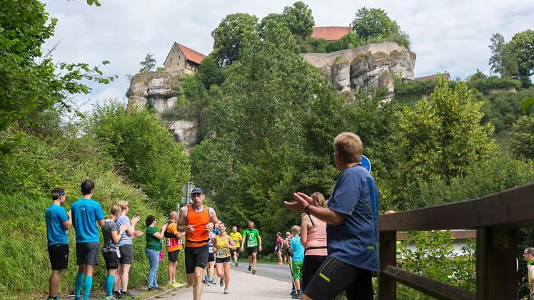 Unterstützung an der Strecke: Der Frankenweg-Lauf forderte von den Teilnehmern bei schwül-warmem Wetter alles ab.Felix Schott