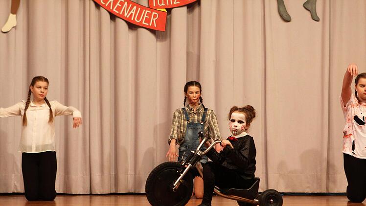 Die Dancing Divas des Turnvereins zeigen, was nachts so im Kleiderschank passiert, die achtjährige  Leonie Hoyer dominiert dabei ihre deutlich älteren Mittänzerinnen. Foto: Thomas Dill