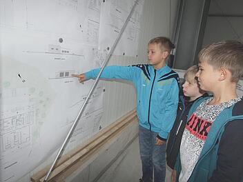 Auch der interessierte Feuerwehr-Nachwuchs fachsimpelte &uuml;ber die Neubaupl&auml;ne; im Bild (von links) Leon Staudenmayer, Lias Veen und Fabian Heyd. Foto: Adelheid Waschka