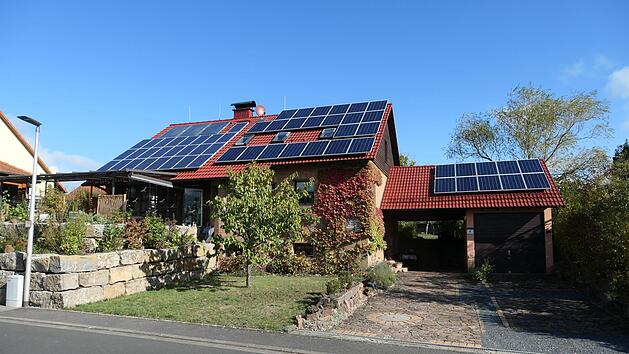 Das Dach dieses Hauses ist gepflastert mit Photovoltaik-Anlagen. Foto: Waldemar Bug