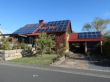 Das Dach dieses Hauses ist gepflastert mit Photovoltaik-Anlagen. Foto: Waldemar Bug