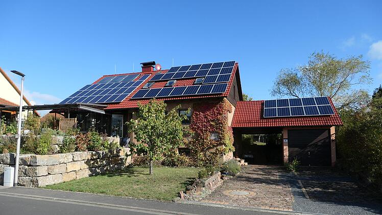 Das Dach dieses Hauses ist gepflastert mit Photovoltaik-Anlagen. Foto: Waldemar Bug