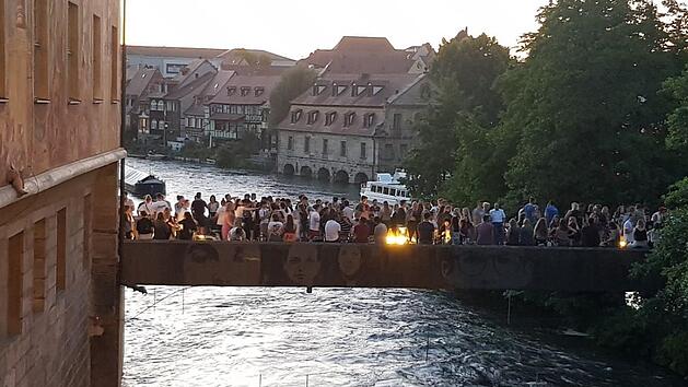 Dicht an dicht standen die Leute  trotz Abstandsgebots auf der Unteren Br&uuml;cke. Das Gesundheitsamt warnt davor, dass ein Ausbruch des Corona-Virus provoziert werden k&ouml;nne.  Wehner