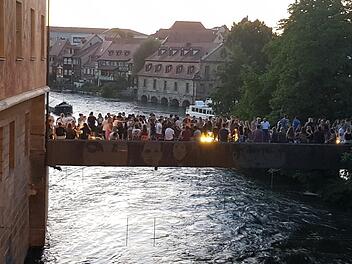 Dicht an dicht standen die Leute  trotz Abstandsgebots auf der Unteren Brücke. Das Gesundheitsamt warnt davor, dass ein Ausbruch des Corona-Virus provoziert werden könne.  Wehner