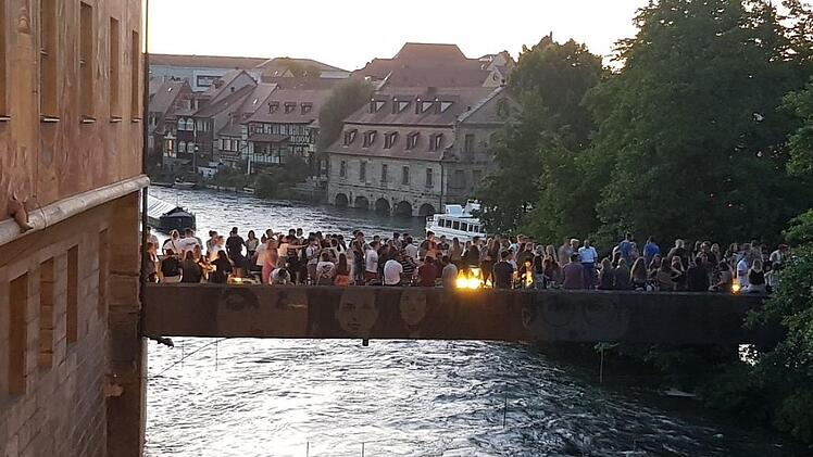 Dicht an dicht standen die Leute  trotz Abstandsgebots auf der Unteren Brücke. Das Gesundheitsamt warnt davor, dass ein Ausbruch des Corona-Virus provoziert werden könne.  Wehner