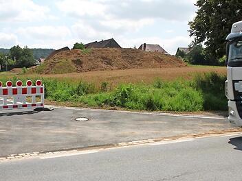 Im Baugebiet Pfaffendorf-Mitte (links im Bild) gilt Tempo 30 und an der Einmündung zu den Bauplätzen „rechts vor links“.