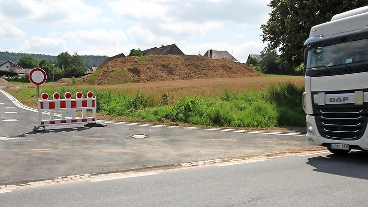 Im Baugebiet Pfaffendorf-Mitte (links im Bild) gilt Tempo 30 und an der Einmündung zu den Bauplätzen „rechts vor links“.